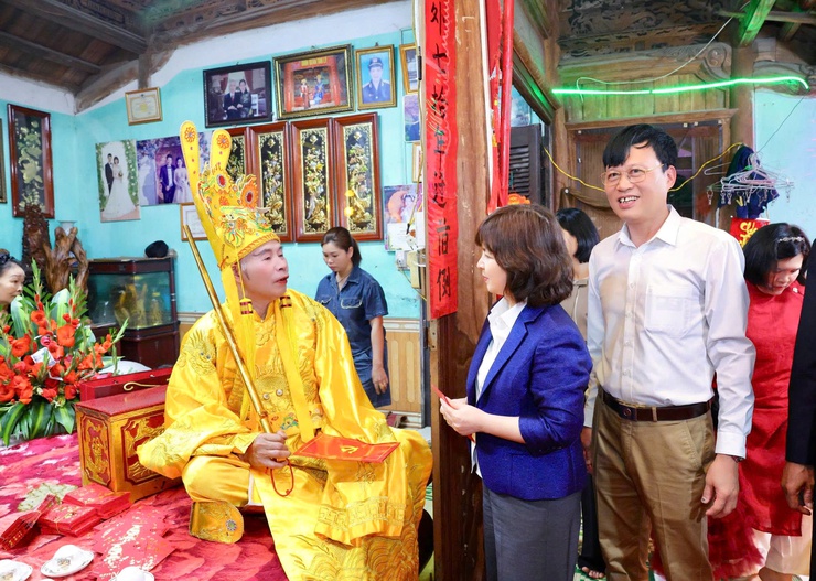 XÃ THƯ LÂM THĂM, CHÚC MỪNG CÁC CỤ CAO NIÊN ĐƯỢC TÍN NHIỆM ĐẢM NHIỆM ĐÓNG VUA, CHÚA, QUAN TRONG NGHI LỄ RƯỚC VUA TRUYỀN THỐNG TẠI LỄ HỘI ĐỀN SÁI XUÂN BÍNH NGỌ NĂM 2026
- Ảnh 2.