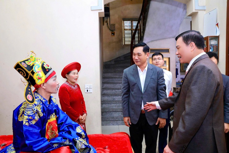 XÃ THƯ LÂM THĂM, CHÚC MỪNG CÁC CỤ CAO NIÊN ĐƯỢC TÍN NHIỆM ĐẢM NHIỆM ĐÓNG VUA, CHÚA, QUAN TRONG NGHI LỄ RƯỚC VUA TRUYỀN THỐNG TẠI LỄ HỘI ĐỀN SÁI XUÂN BÍNH NGỌ NĂM 2026
- Ảnh 8.