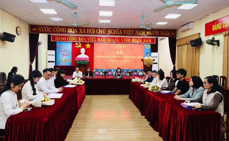 UBND xã Thường Tín tổ chức Lễ trao Giấy chứng nhận đăng ký kết hôn cho công dân.- Ảnh 1.