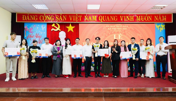 UBND xã Thường Tín tổ chức Lễ trao Giấy chứng nhận đăng ký kết hôn cho công dân.- Ảnh 3.