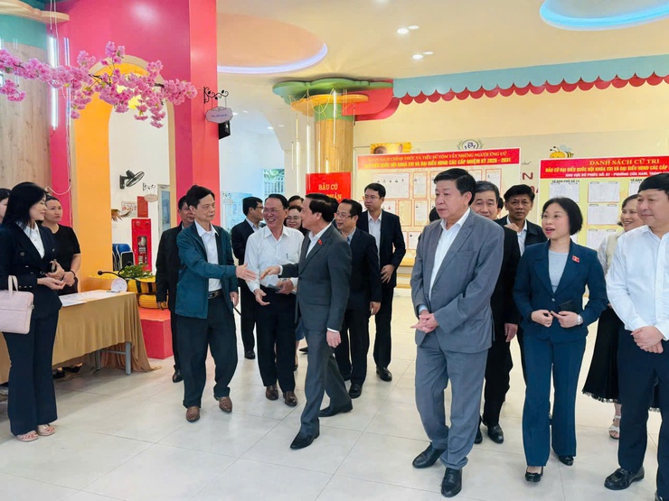 Phó Chủ tịch Quốc hội Nguyễn Khắc Định giám sát, kiểm tra công tác bầu cử tại Hà Nội- Ảnh 16.