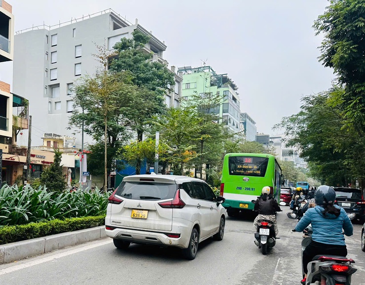 Ngày 27/2, Hà Nội hết mưa, trưa và chiều trời nắng, chấm dứt tình trạng nồm ẩm. Sáng sớm và đêm trời lạnh.- Ảnh 1.