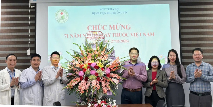 Lãnh đạo xã Thường Tín chúc mừng ngày Thầy thuốc Việt Nam- Ảnh 1.