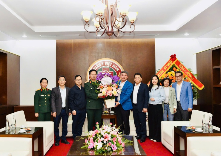 Phường Hồng Hà đã tổ chức các đoàn đến thăm hỏi, chúc mừng và tặng quà các đơn vị y tế trên địa bàn nhân dịp kỷ niệm ngày thày thuốc Việt Nam 27/02- Ảnh 1.