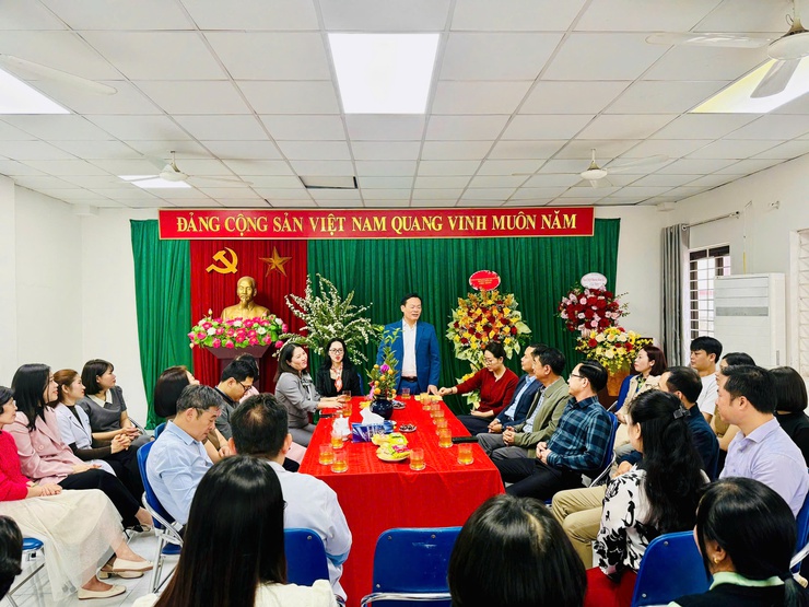 Phường Hồng Hà đã tổ chức các đoàn đến thăm hỏi, chúc mừng và tặng quà các đơn vị y tế trên địa bàn nhân dịp kỷ niệm ngày thày thuốc Việt Nam 27/02- Ảnh 3.