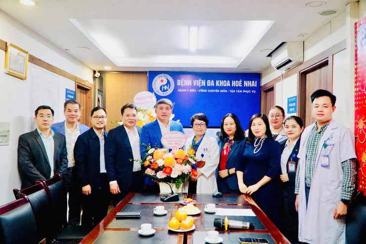 Phường Hồng Hà đã tổ chức các đoàn đến thăm hỏi, chúc mừng và tặng quà các đơn vị y tế trên địa bàn nhân dịp kỷ niệm ngày thày thuốc Việt Nam 27/02- Ảnh 2.