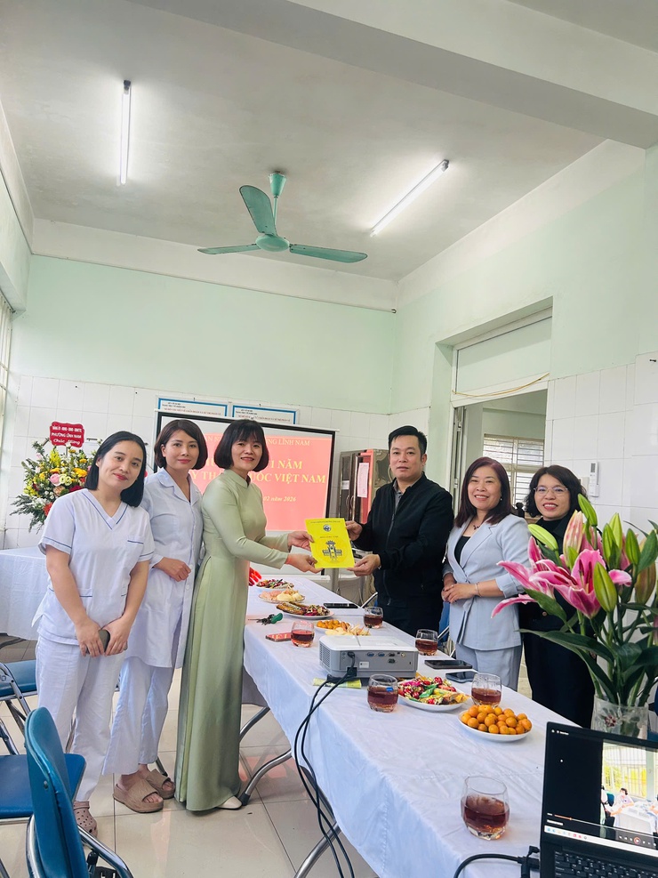 LÃNH ĐẠO PHƯỜNG LĨNH NAM THĂM VÀ TẶNG HOA CHÚC MỪNG TRẠM Y TẾ KỶ NIỆM 71 NĂM NGÀY THẦY THUỐC VIỆT NAM ( 27/2/1955- 27/02/2026)- Ảnh 3.