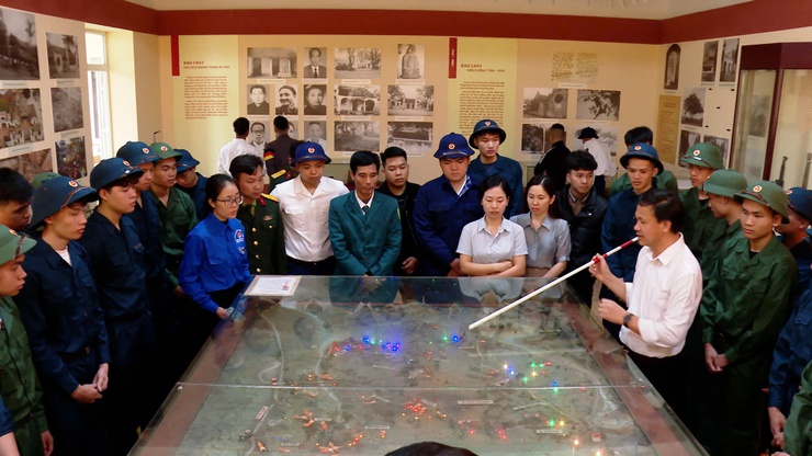 ỨNG HOÀ GẶP MẶT, TẶNG QUÀ ĐỘNG VIÊN THANH NIÊN LÊN ĐƯỜNG NHẬP NGŨ VÀ THỰC HIỆN THAM GIA CÔNG AN NHÂN DÂN NĂM 2026.- Ảnh 3.