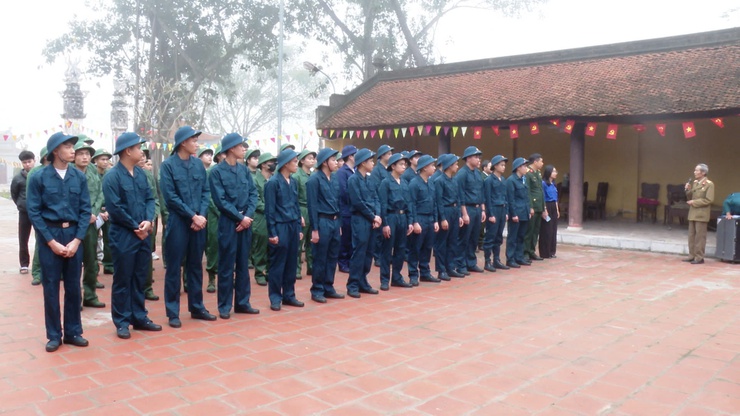 ỨNG HOÀ GẶP MẶT, TẶNG QUÀ ĐỘNG VIÊN THANH NIÊN LÊN ĐƯỜNG NHẬP NGŨ VÀ THỰC HIỆN THAM GIA CÔNG AN NHÂN DÂN NĂM 2026.- Ảnh 2.