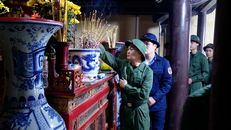 ỨNG HOÀ GẶP MẶT, TẶNG QUÀ ĐỘNG VIÊN THANH NIÊN LÊN ĐƯỜNG NHẬP NGŨ VÀ THỰC HIỆN THAM GIA CÔNG AN NHÂN DÂN NĂM 2026.- Ảnh 1.