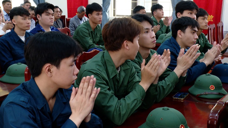 ỨNG HOÀ GẶP MẶT, TẶNG QUÀ ĐỘNG VIÊN THANH NIÊN LÊN ĐƯỜNG NHẬP NGŨ VÀ THỰC HIỆN THAM GIA CÔNG AN NHÂN DÂN NĂM 2026.- Ảnh 15.