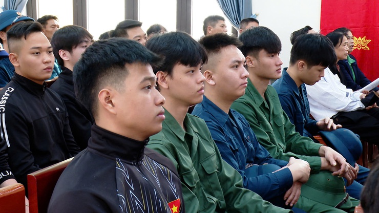 ỨNG HOÀ GẶP MẶT, TẶNG QUÀ ĐỘNG VIÊN THANH NIÊN LÊN ĐƯỜNG NHẬP NGŨ VÀ THỰC HIỆN THAM GIA CÔNG AN NHÂN DÂN NĂM 2026.- Ảnh 16.