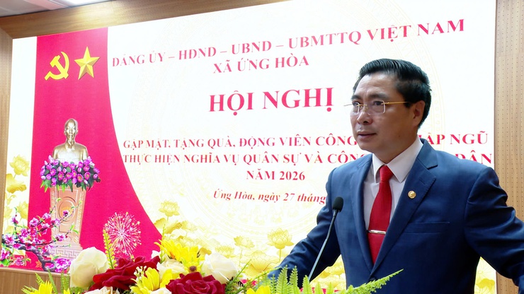 ỨNG HOÀ GẶP MẶT, TẶNG QUÀ ĐỘNG VIÊN THANH NIÊN LÊN ĐƯỜNG NHẬP NGŨ VÀ THỰC HIỆN THAM GIA CÔNG AN NHÂN DÂN NĂM 2026.- Ảnh 8.