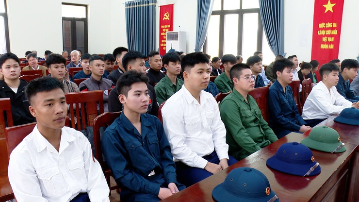 ỨNG HOÀ GẶP MẶT, TẶNG QUÀ ĐỘNG VIÊN THANH NIÊN LÊN ĐƯỜNG NHẬP NGŨ VÀ THỰC HIỆN THAM GIA CÔNG AN NHÂN DÂN NĂM 2026.- Ảnh 17.