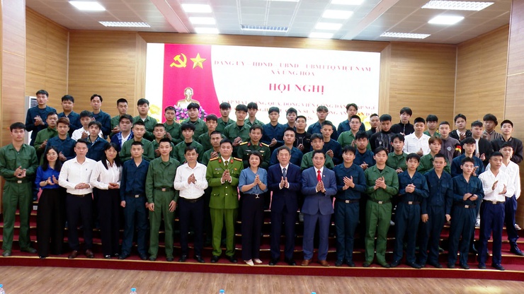 ỨNG HOÀ GẶP MẶT, TẶNG QUÀ ĐỘNG VIÊN THANH NIÊN LÊN ĐƯỜNG NHẬP NGŨ VÀ THỰC HIỆN THAM GIA CÔNG AN NHÂN DÂN NĂM 2026.- Ảnh 19.