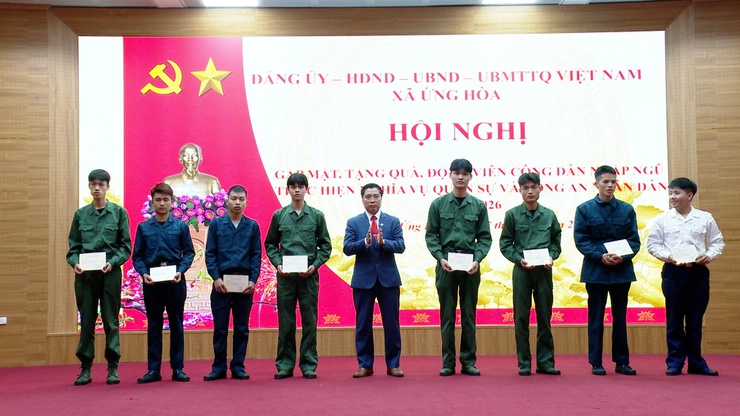 ỨNG HOÀ GẶP MẶT, TẶNG QUÀ ĐỘNG VIÊN THANH NIÊN LÊN ĐƯỜNG NHẬP NGŨ VÀ THỰC HIỆN THAM GIA CÔNG AN NHÂN DÂN NĂM 2026.- Ảnh 6.
