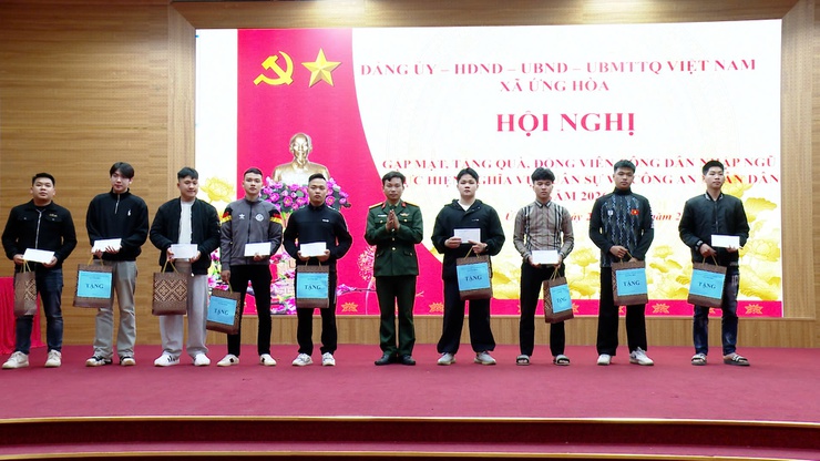 ỨNG HOÀ GẶP MẶT, TẶNG QUÀ ĐỘNG VIÊN THANH NIÊN LÊN ĐƯỜNG NHẬP NGŨ VÀ THỰC HIỆN THAM GIA CÔNG AN NHÂN DÂN NĂM 2026.- Ảnh 13.