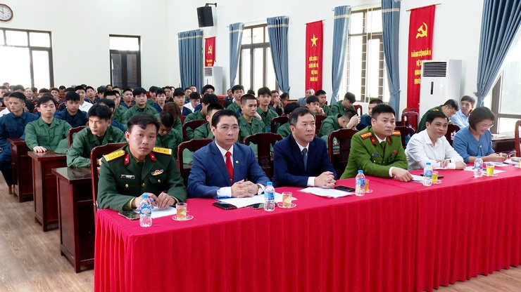 ỨNG HOÀ GẶP MẶT, TẶNG QUÀ ĐỘNG VIÊN THANH NIÊN LÊN ĐƯỜNG NHẬP NGŨ VÀ THỰC HIỆN THAM GIA CÔNG AN NHÂN DÂN NĂM 2026.- Ảnh 4.