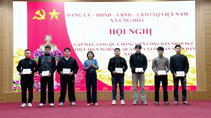 ỨNG HOÀ GẶP MẶT, TẶNG QUÀ ĐỘNG VIÊN THANH NIÊN LÊN ĐƯỜNG NHẬP NGŨ VÀ THỰC HIỆN THAM GIA CÔNG AN NHÂN DÂN NĂM 2026.- Ảnh 12.