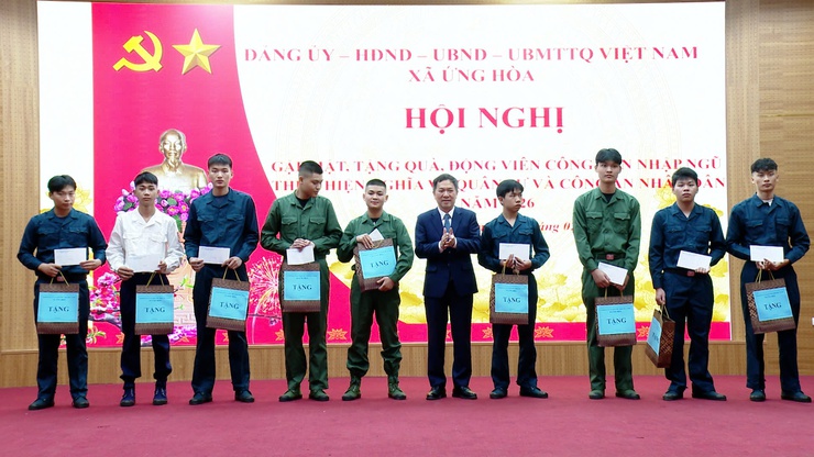 ỨNG HOÀ GẶP MẶT, TẶNG QUÀ ĐỘNG VIÊN THANH NIÊN LÊN ĐƯỜNG NHẬP NGŨ VÀ THỰC HIỆN THAM GIA CÔNG AN NHÂN DÂN NĂM 2026.- Ảnh 10.