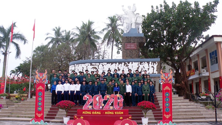 ỨNG HOÀ GẶP MẶT, TẶNG QUÀ ĐỘNG VIÊN THANH NIÊN LÊN ĐƯỜNG NHẬP NGŨ VÀ THỰC HIỆN THAM GIA CÔNG AN NHÂN DÂN NĂM 2026.- Ảnh 20.