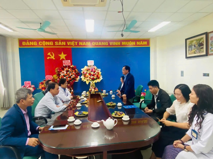 Lãnh đạo xã Phú Xuyên thăm, chúc mừng bệnh viện đa khoa Phú Xuyên nhân Ngày Thầy thuốc Việt Nam 27/2- Ảnh 1.