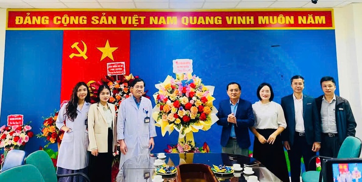 Lãnh đạo xã Phú Xuyên thăm, chúc mừng bệnh viện đa khoa Phú Xuyên nhân Ngày Thầy thuốc Việt Nam 27/2- Ảnh 2.