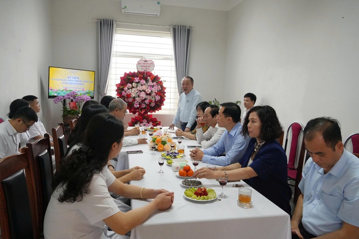 Phường Phú Diễn chúc mừng Ngày Thầy thuốc Việt Nam 27-02, nhấn mạnh trách nhiệm y tế cơ sở trong bảo vệ sức khỏe nhân dân- Ảnh 3.