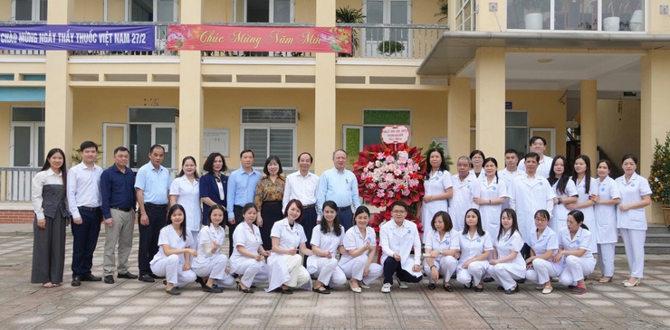 Phường Phú Diễn chúc mừng Ngày Thầy thuốc Việt Nam 27-02, nhấn mạnh trách nhiệm y tế cơ sở trong bảo vệ sức khỏe nhân dân- Ảnh 2.