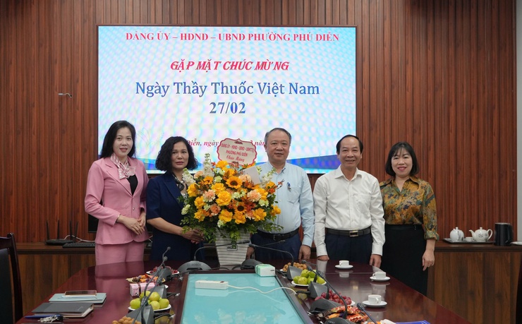 Phường Phú Diễn chúc mừng Ngày Thầy thuốc Việt Nam 27-02, nhấn mạnh trách nhiệm y tế cơ sở trong bảo vệ sức khỏe nhân dân- Ảnh 1.