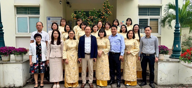 LÃNH ĐẠO PHƯỜNG LĨNH NAM THĂM VÀ TẶNG HOA CHÚC MỪNG TRẠM Y TẾ KỶ NIỆM 71 NĂM NGÀY THẦY THUỐC VIỆT NAM ( 27/2/1955- 27/02/2026)- Ảnh 1.