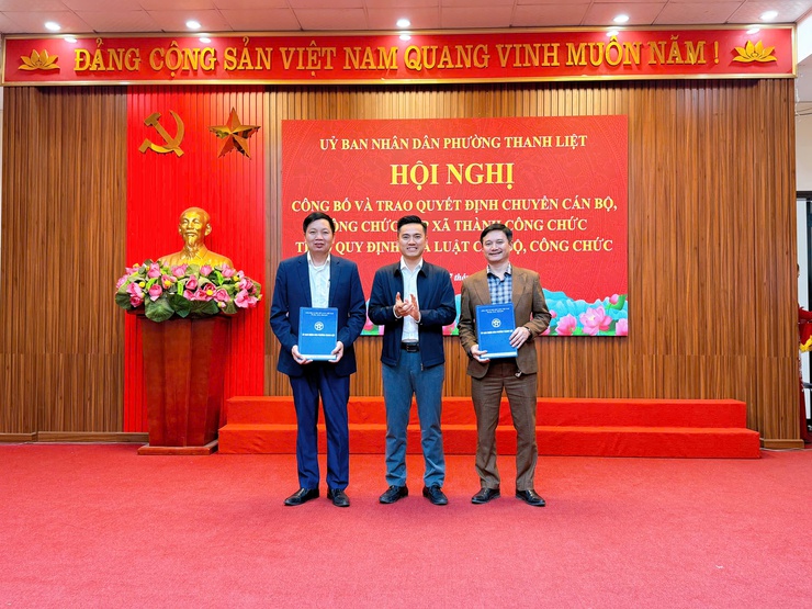 Phường Thanh Liệt công bố quyết định chuyển 29 cán bộ, công chức cấp xã thành công chức- Ảnh 2.