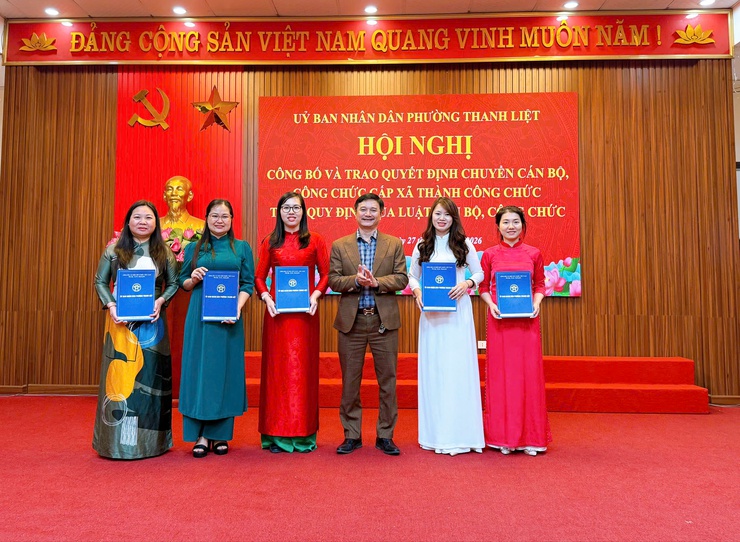 Phường Thanh Liệt công bố quyết định chuyển 29 cán bộ, công chức cấp xã thành công chức- Ảnh 7.
