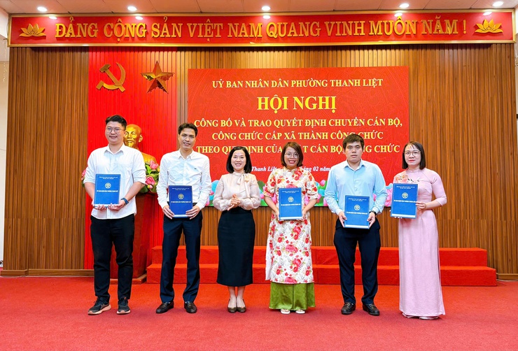 Phường Thanh Liệt công bố quyết định chuyển 29 cán bộ, công chức cấp xã thành công chức- Ảnh 6.