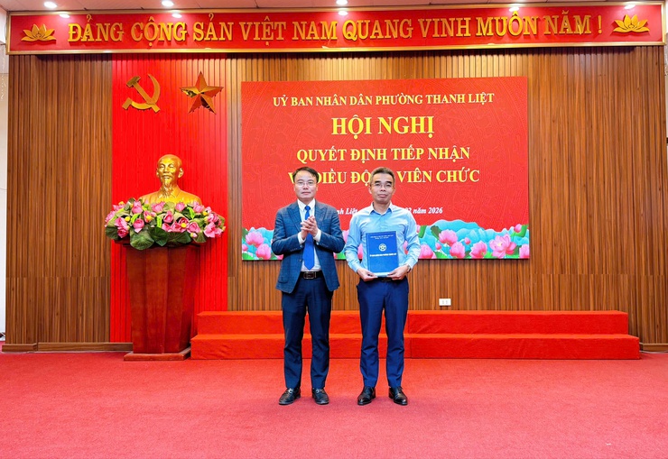 Phường Thanh Liệt công bố quyết định chuyển 29 cán bộ, công chức cấp xã thành công chức- Ảnh 4.