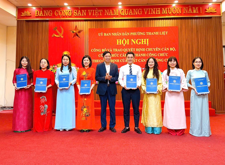 Phường Thanh Liệt công bố quyết định chuyển 29 cán bộ, công chức cấp xã thành công chức- Ảnh 5.