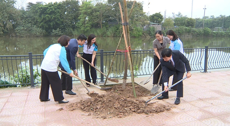 Cụm thi đua số 10 Hội LHPN TP Hà Nội hưởng ứng Tết trồng cây tại xã Phúc Thọ- Ảnh 8.