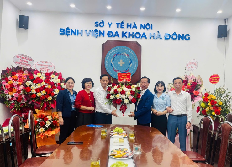 LÃNH ĐẠO XÃ BÌNH MINH THĂM, CHÚC MỪNG BỆNH VIỆN ĐA KHOA HÀ ĐÔNG VÀ TRẠM Y TẾ BÌNH MINH NHÂN KỶ NIỆM 71 NĂM NGÀY THẦY THUỐC VIỆT NAM (27/2/1955 – 27/2/2026)- Ảnh 2.