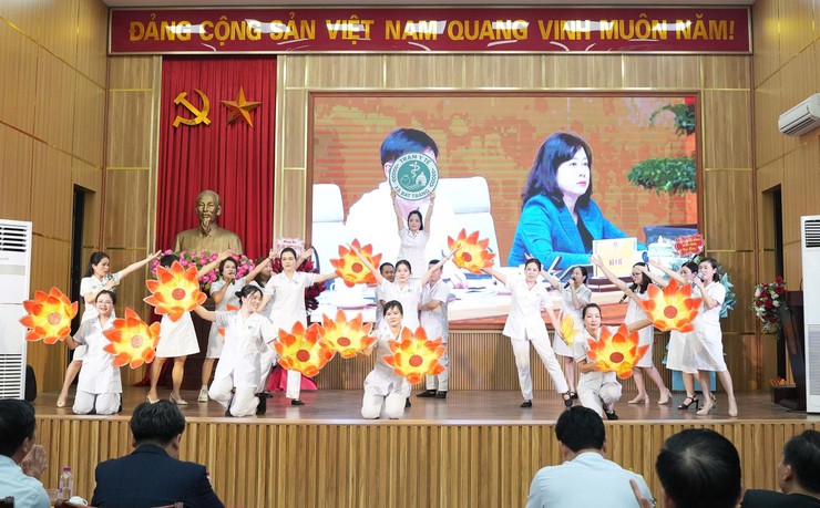 Bát Tràng tri ân những "chiến sĩ áo trắng" vì sức khỏe Nhân dân- Ảnh 2.