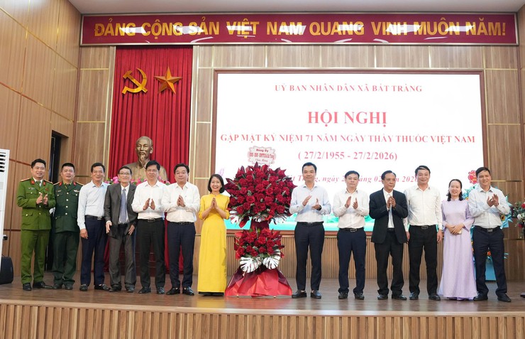 Bát Tràng tri ân những "chiến sĩ áo trắng" vì sức khỏe Nhân dân- Ảnh 6.