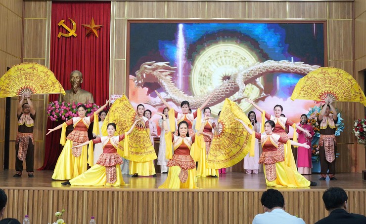 Bát Tràng tri ân những "chiến sĩ áo trắng" vì sức khỏe Nhân dân- Ảnh 1.