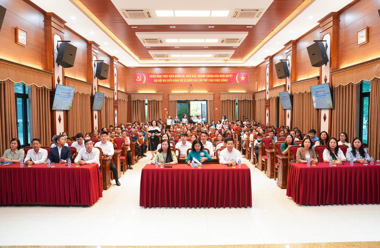 ĐỒNG CHÍ NGUYỄN THỊ TUYẾN THĂM, TẶNG 100 SUẤT QUÀ CHO PHỤ NỮ VÀ TRẺ EM CÓ HOÀN CẢNH KHÓ KHĂN NHÂN DỊP XUÂN BÍNH NGỌ 2026- Ảnh 1.