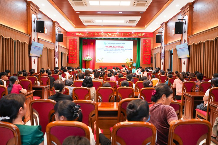 ĐỒNG CHÍ NGUYỄN THỊ TUYẾN THĂM, TẶNG 100 SUẤT QUÀ CHO PHỤ NỮ VÀ TRẺ EM CÓ HOÀN CẢNH KHÓ KHĂN NHÂN DỊP XUÂN BÍNH NGỌ 2026- Ảnh 2.