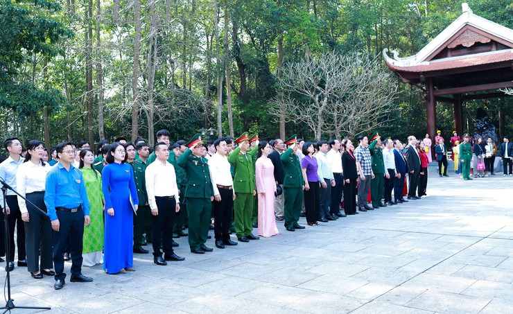 PHƯỜNG CẦU GIẤY: GẶP MẶT, TẶNG QUÀ CÁC QUÂN NHÂN HOÀN THÀNH NGHĨA VỤ QUÂN SỰ VÀ THANH NIÊN NHẬP NGŨ NĂM 2026- Ảnh 1.