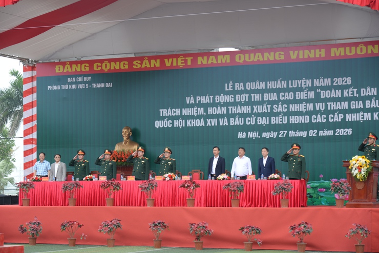 Lãnh đạo xã Quảng Bị tham quan mô hình học cụ huấn luyện tại Lễ ra quân huấn luyện năm 2026- Ảnh 1.