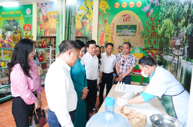 ĐỒNG CHÍ NGUYỄN THỊ TUYẾN THĂM, TẶNG 100 SUẤT QUÀ CHO PHỤ NỮ VÀ TRẺ EM CÓ HOÀN CẢNH KHÓ KHĂN NHÂN DỊP XUÂN BÍNH NGỌ 2026- Ảnh 17.