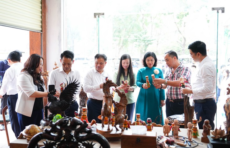 ĐỒNG CHÍ NGUYỄN THỊ TUYẾN THĂM, TẶNG 100 SUẤT QUÀ CHO PHỤ NỮ VÀ TRẺ EM CÓ HOÀN CẢNH KHÓ KHĂN NHÂN DỊP XUÂN BÍNH NGỌ 2026- Ảnh 18.