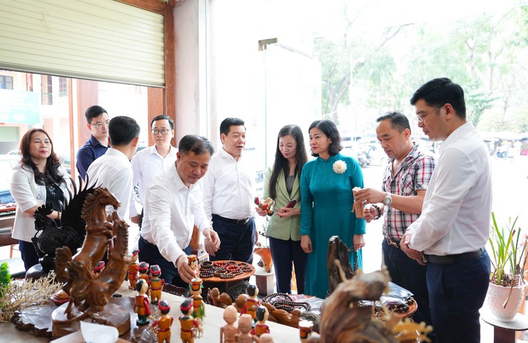 ĐỒNG CHÍ NGUYỄN THỊ TUYẾN THĂM, TẶNG 100 SUẤT QUÀ CHO PHỤ NỮ VÀ TRẺ EM CÓ HOÀN CẢNH KHÓ KHĂN NHÂN DỊP XUÂN BÍNH NGỌ 2026- Ảnh 19.