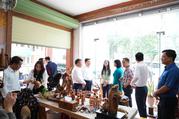 ĐỒNG CHÍ NGUYỄN THỊ TUYẾN THĂM, TẶNG 100 SUẤT QUÀ CHO PHỤ NỮ VÀ TRẺ EM CÓ HOÀN CẢNH KHÓ KHĂN NHÂN DỊP XUÂN BÍNH NGỌ 2026- Ảnh 20.