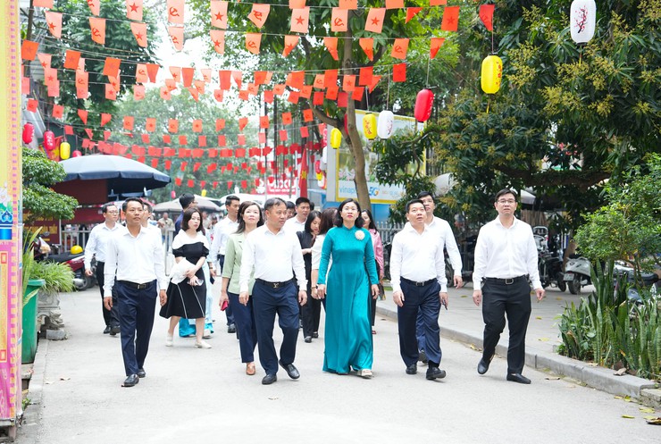 ĐỒNG CHÍ NGUYỄN THỊ TUYẾN THĂM, TẶNG 100 SUẤT QUÀ CHO PHỤ NỮ VÀ TRẺ EM CÓ HOÀN CẢNH KHÓ KHĂN NHÂN DỊP XUÂN BÍNH NGỌ 2026- Ảnh 11.